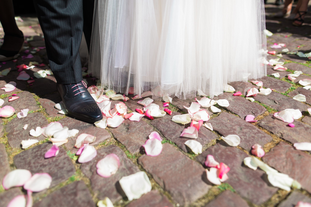 mariés église, mariés fleurs, mariés pétales, wedding planner com' une orchidée