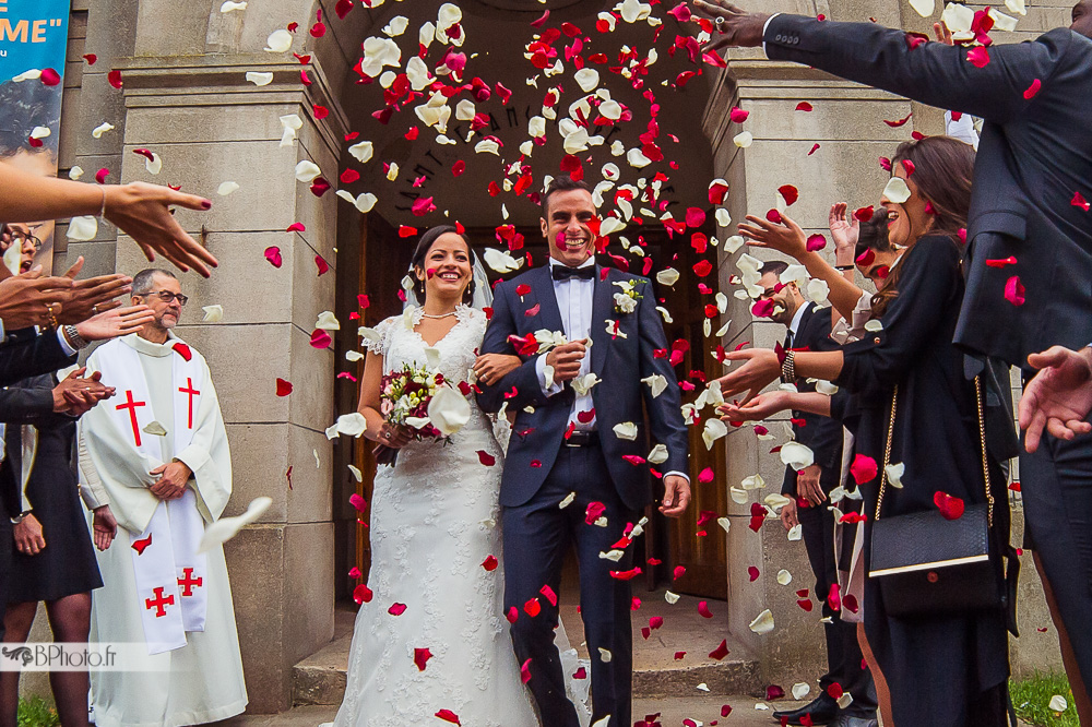 pétales rouges blancs, cérémonie religieuse mariage