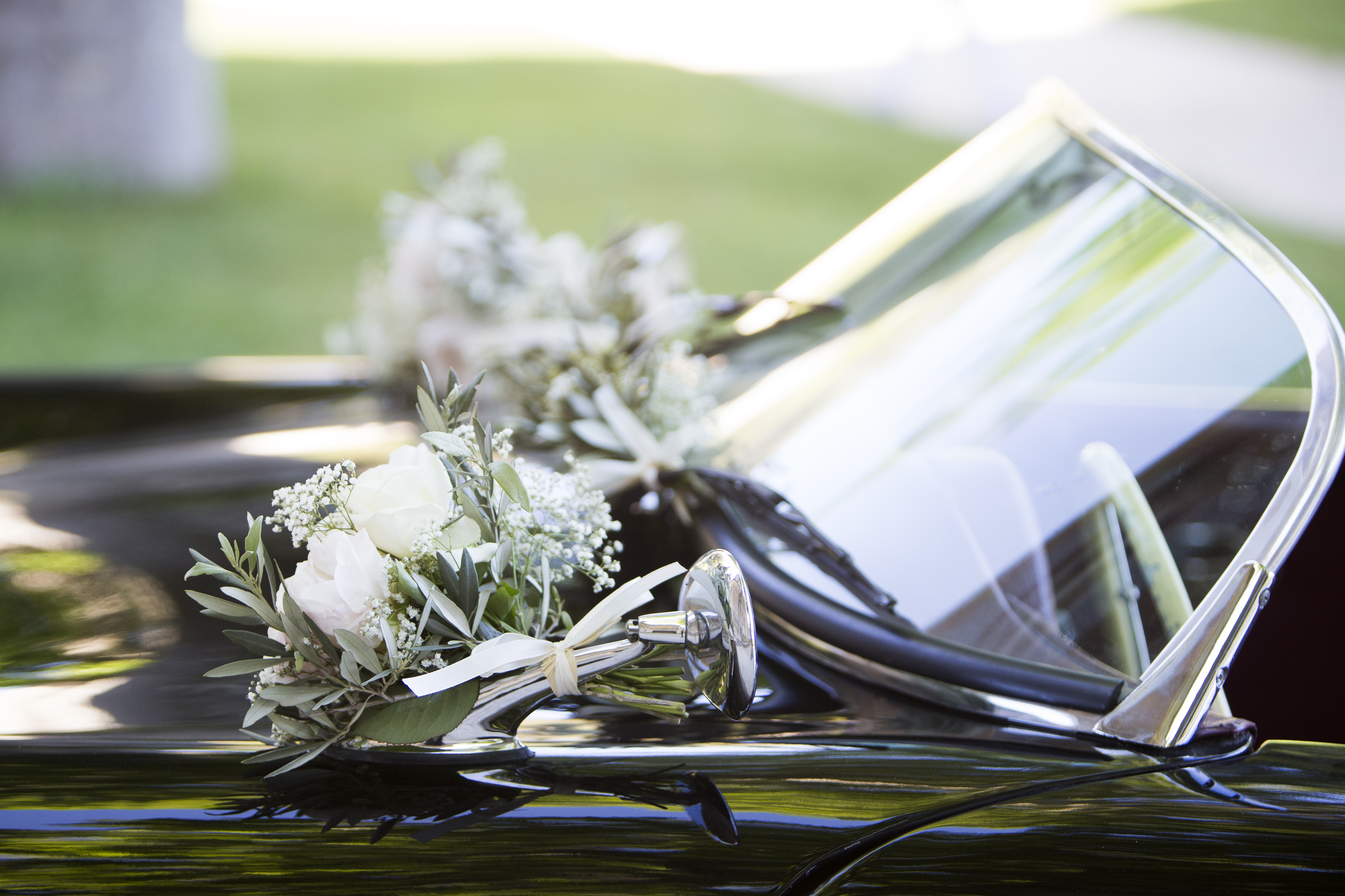 La décoration de voiture de mariage - c'est faisable!  Voiture mariage, Décoration  voiture mariage, Voiture de mariés