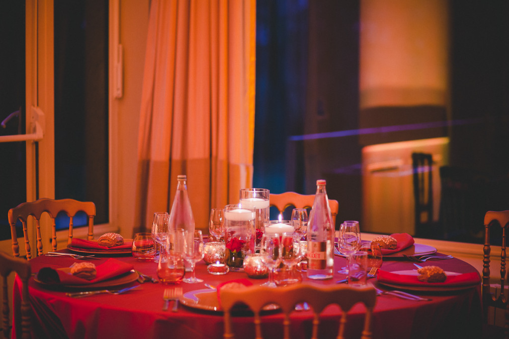 décoration table mariage, nappe rouge mariage